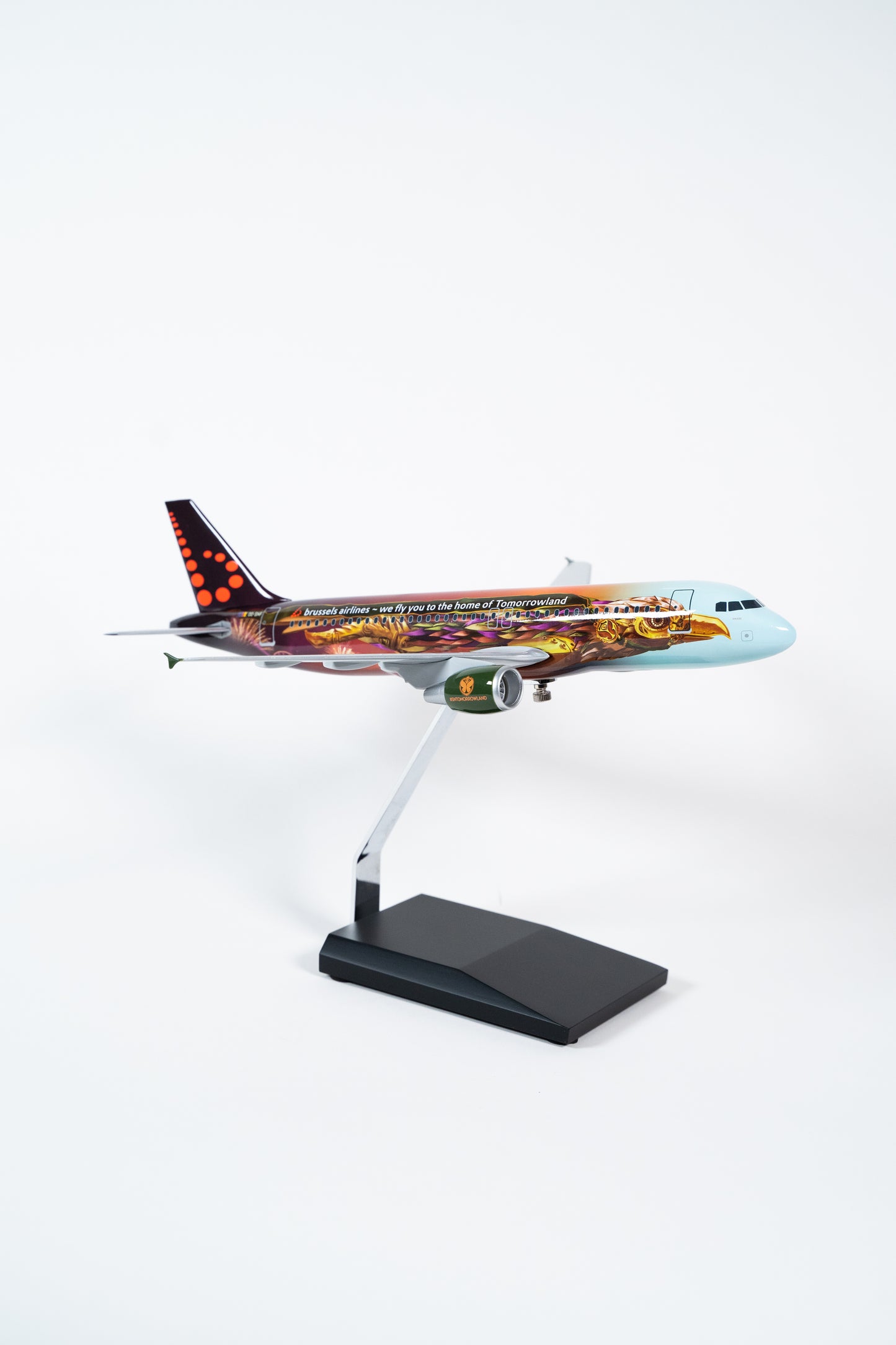 Brussels Airlines A320-200 OO-SNF “Amare”, 1:100 (monoblock)