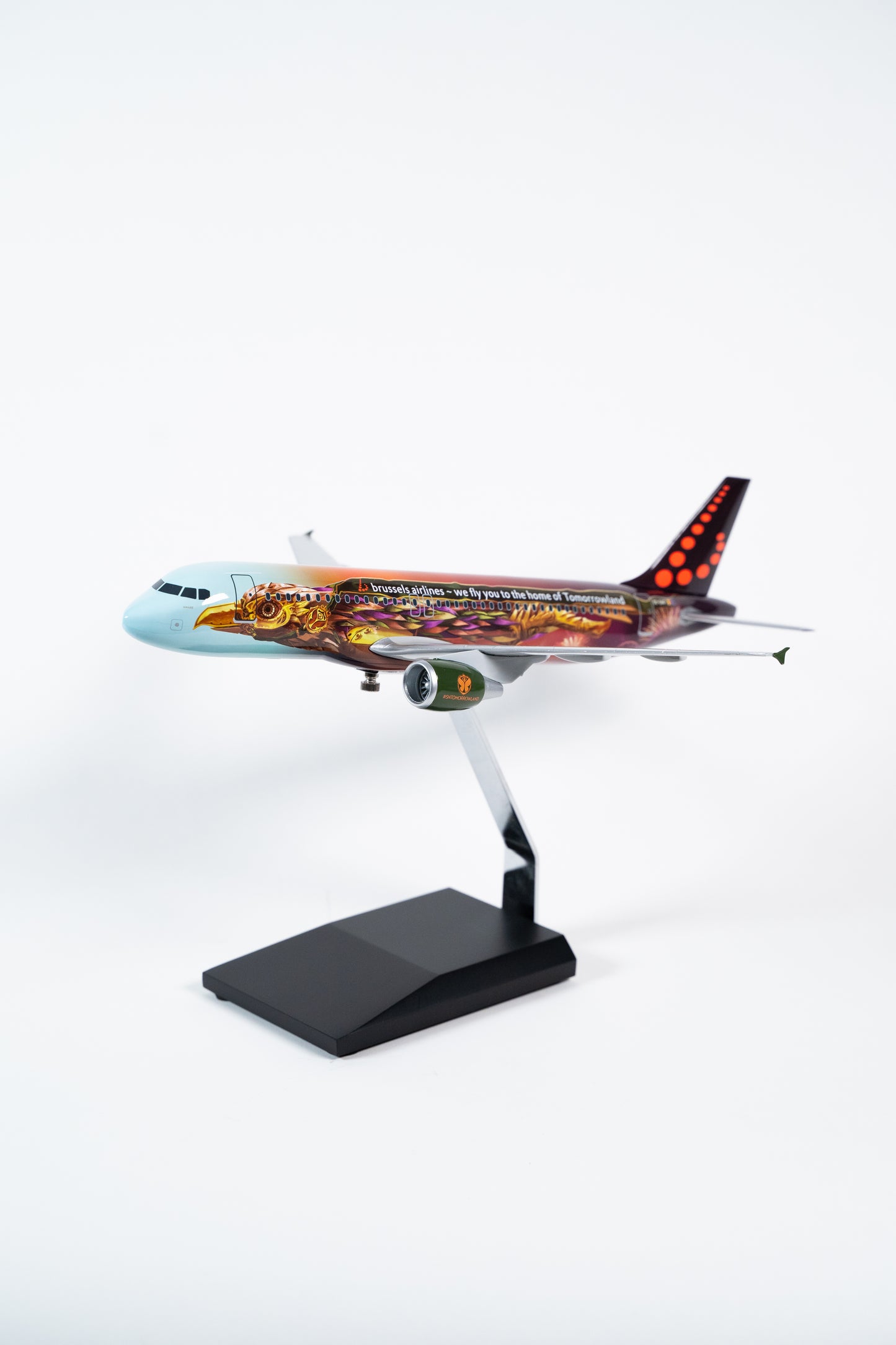 Brussels Airlines A320-200 OO-SNF “Amare”, 1:100 (monoblock)