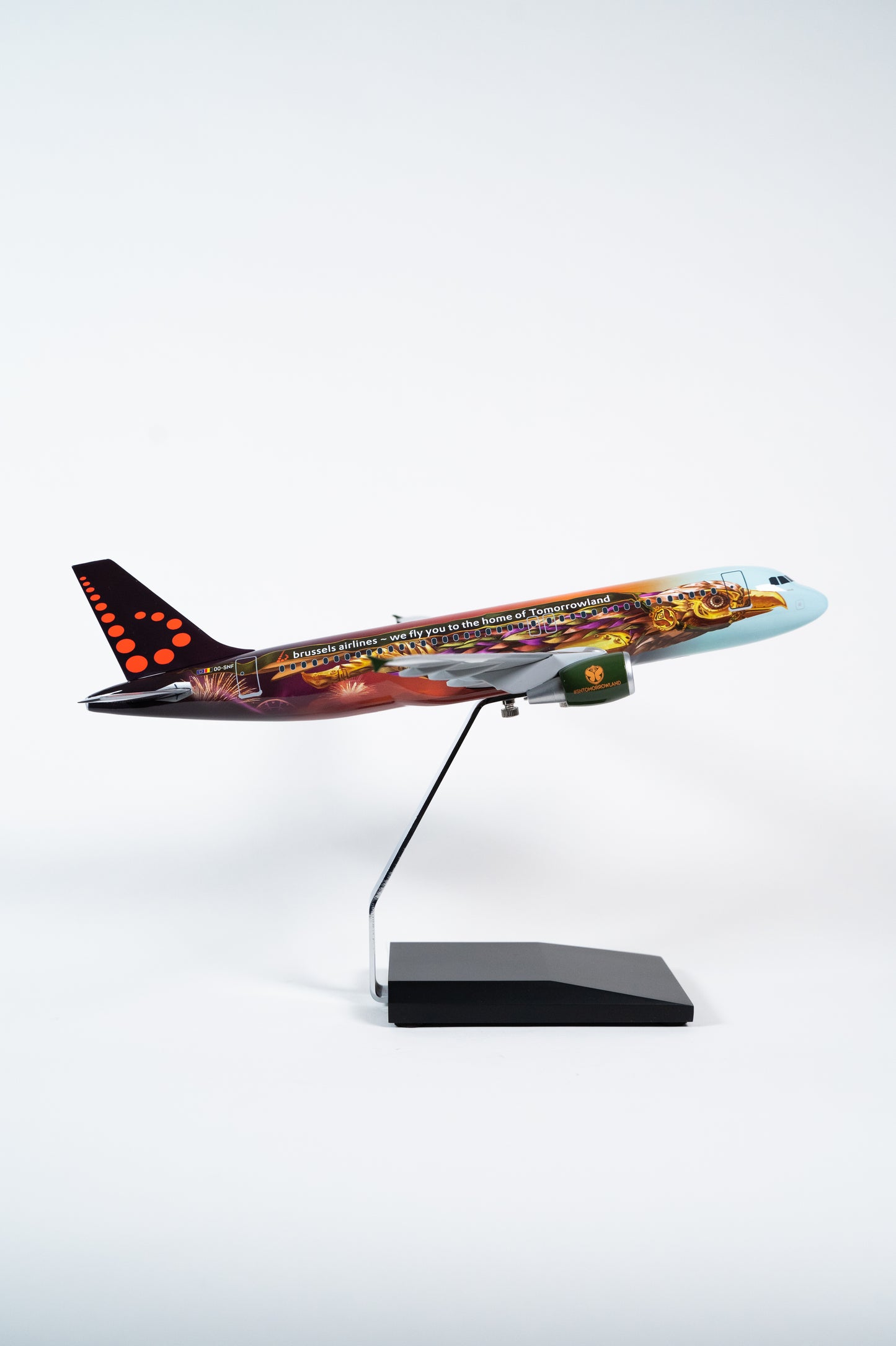Brussels Airlines A320-200 OO-SNF “Amare”, 1:100 (monoblock)