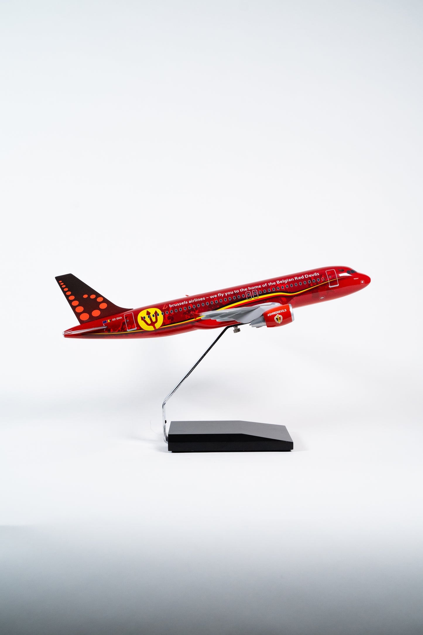 Brussels Airlines A320-200 OO-SNA “Trident”, 1:100 (snapfit)