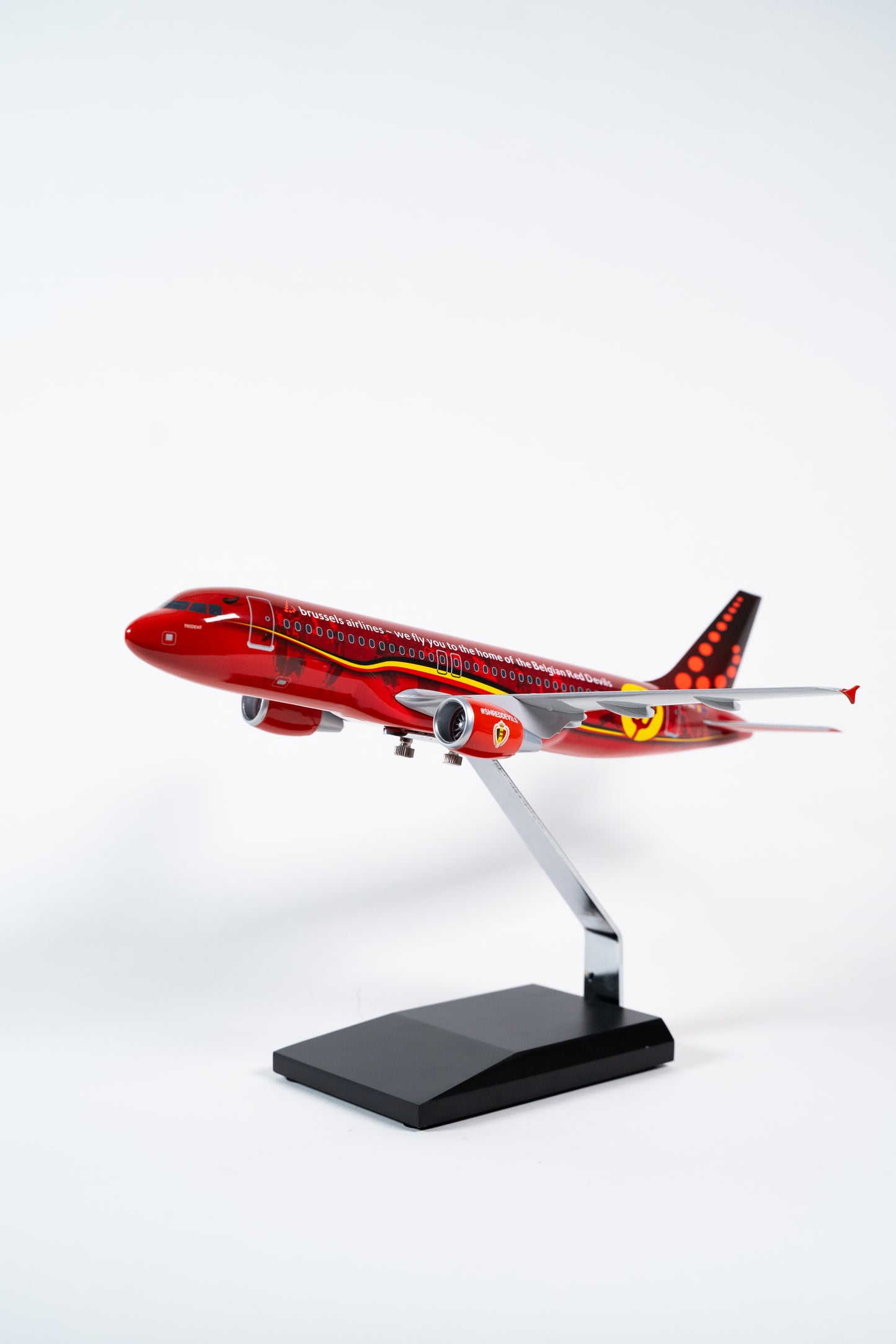 Brussels Airlines A320-200 OO-SNA “Trident”, 1:100 (snapfit)