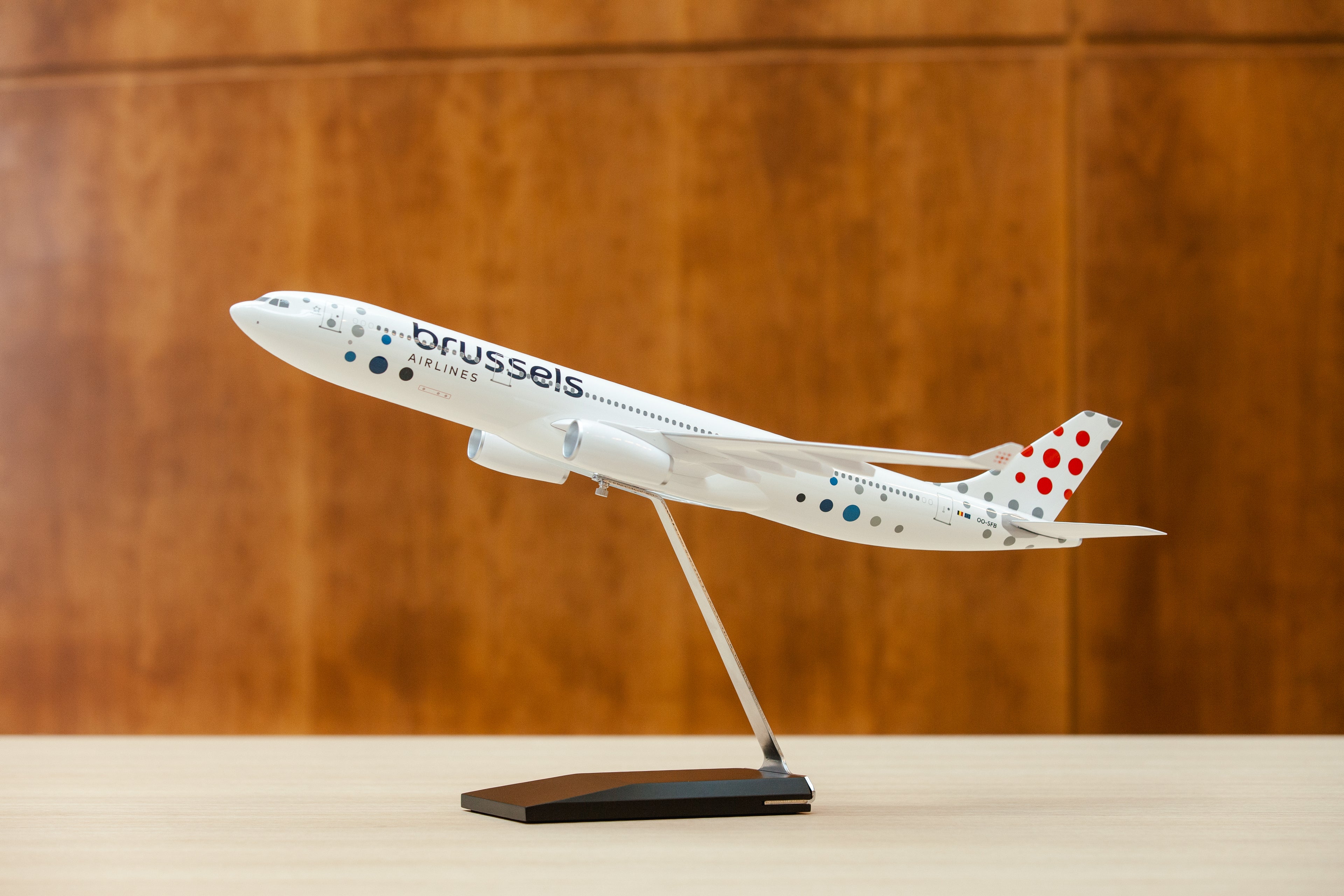 Brussels Airlines A330-300 OO-SFE, 1:100 (snapfit)