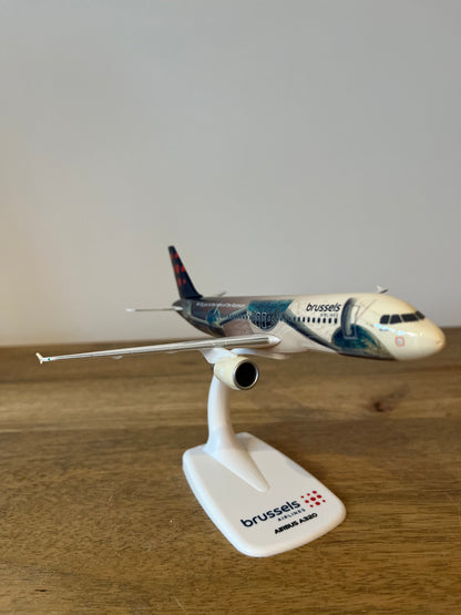 Brussels Airlines A320-200 OO-SNM “Atomium”, 1:200 (snapfit)