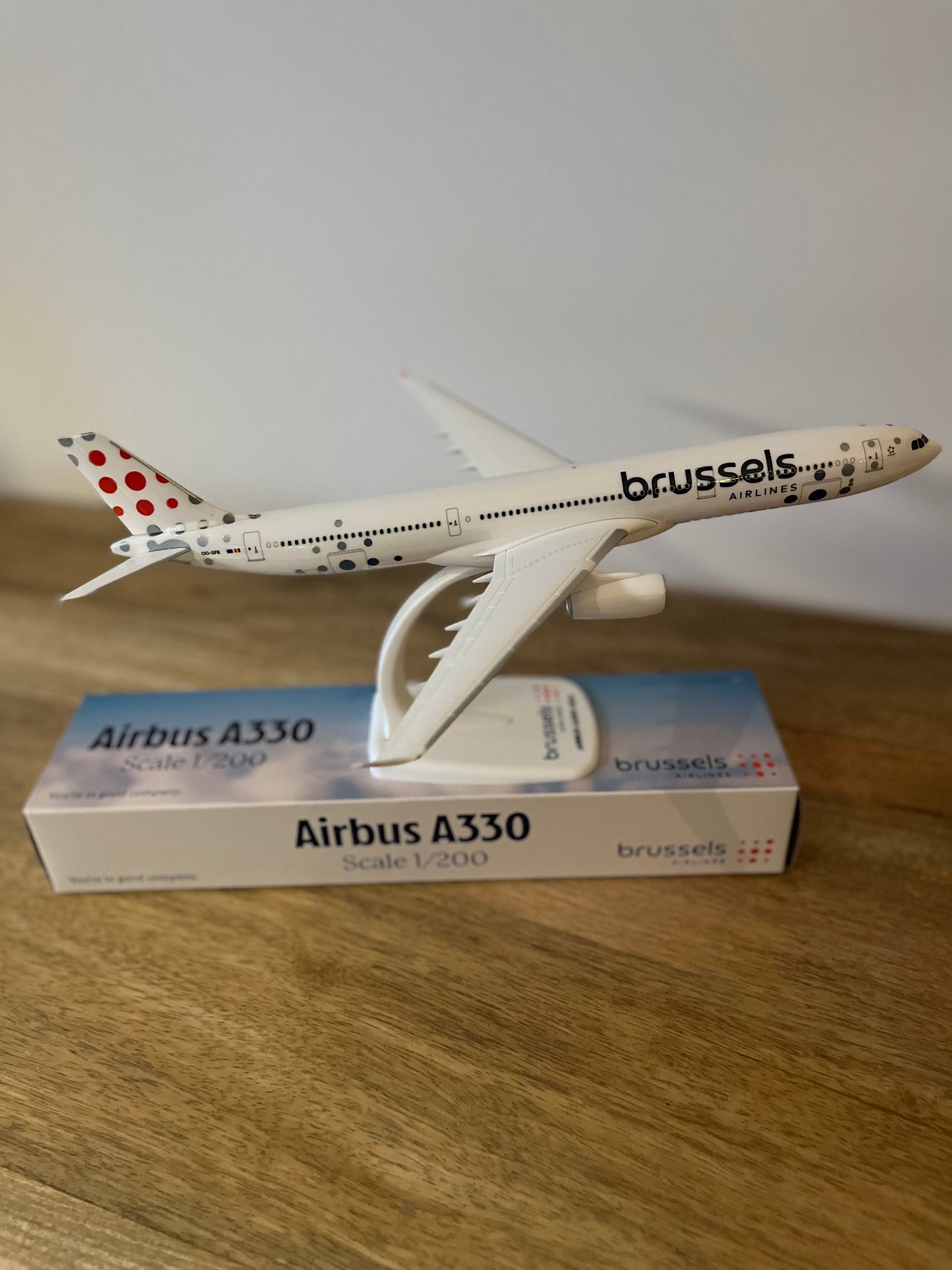 Brussels Airlines A330-300 OO-SFB, 1:200 (snapfit)